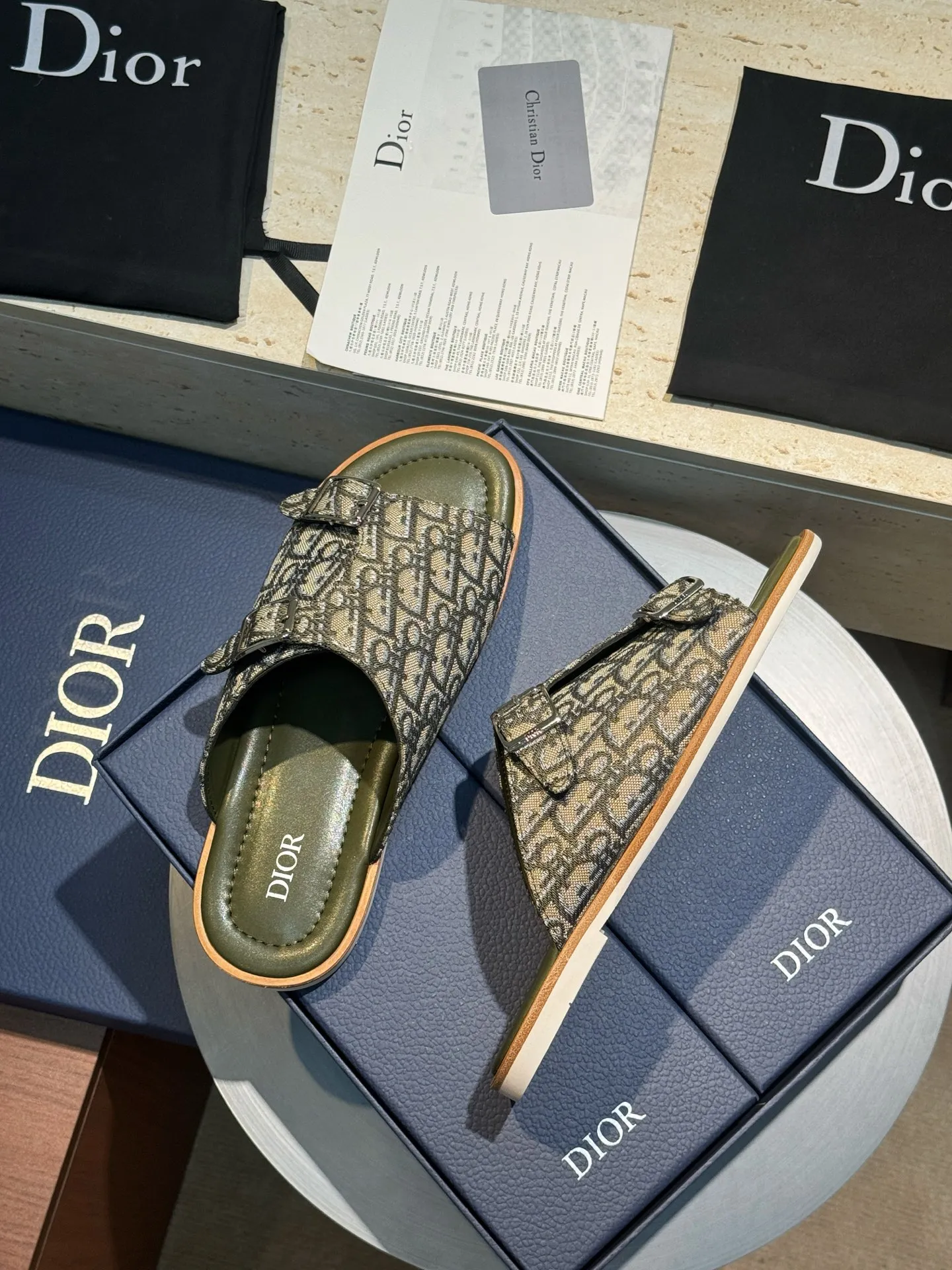 Factory price: 360💰 Produced in Dongguan. Purchasing-grade top version (Dior) Alia men's leather slippers. This Alias ​​sandal is a new summer product, showing a casual and elegant style. Carefully crafted with grained cow leather, Oblque printed fabric, and cowhide lining! Cross-strap design with metal-clad brass CD Diamnd logo. The imported cowhide leather and rubber soles add sophistication and comfort, and are decorated with Obliue print-effect non-slip panels for added style! -Suitable for outdoor drivers driving shoes🚗. -Size: 39-44 (38.45 customized).